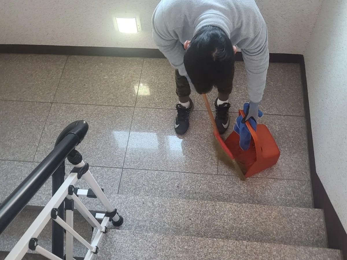 신안군 안좌면 건물 공동현관 장비 주변 정밀 위생청소 사례 - 행진크린